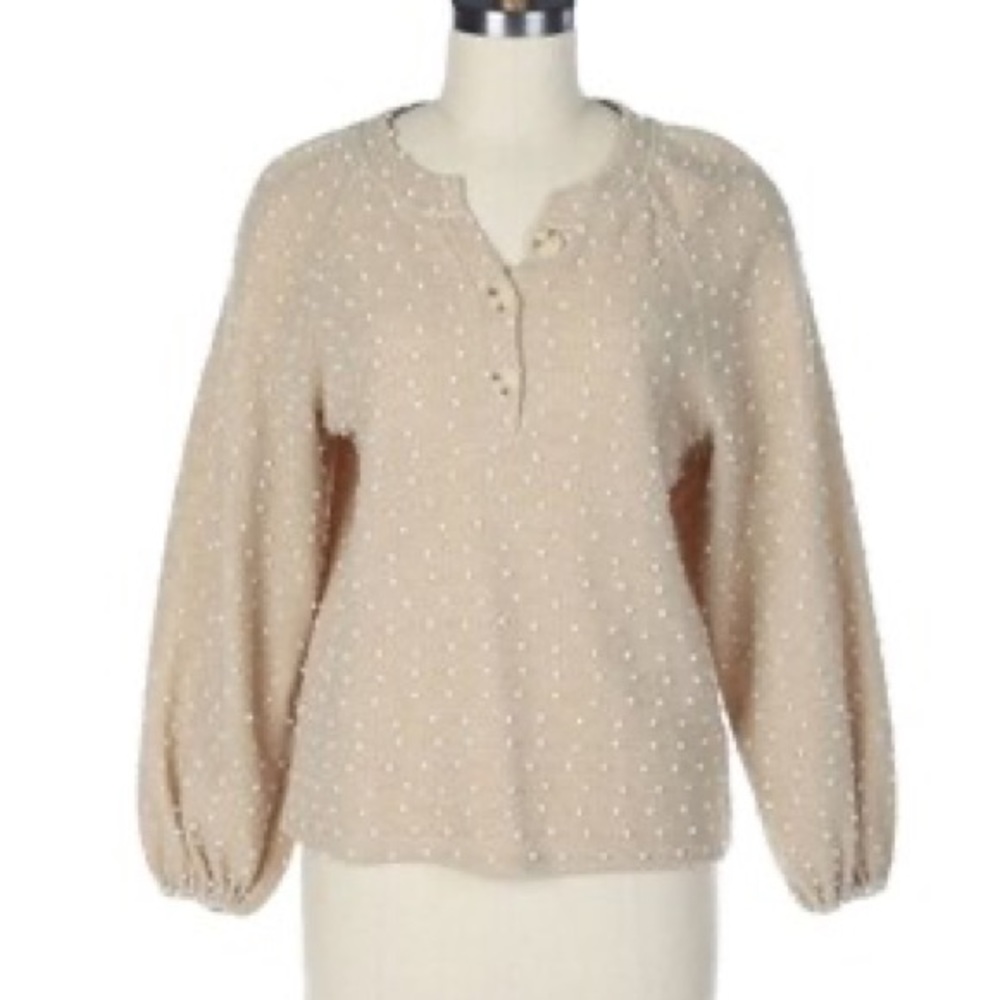 blu pepper bubble sleeve Henley style button // polka dot detail // neutral